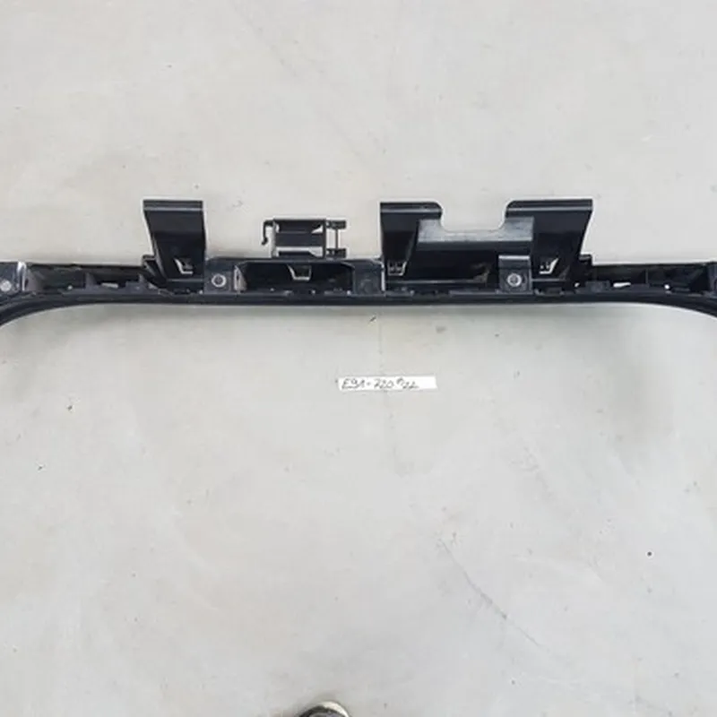 BMW E91 LCI Halter Stossfänger Führung Stoßstange Mitte hinten 7127720