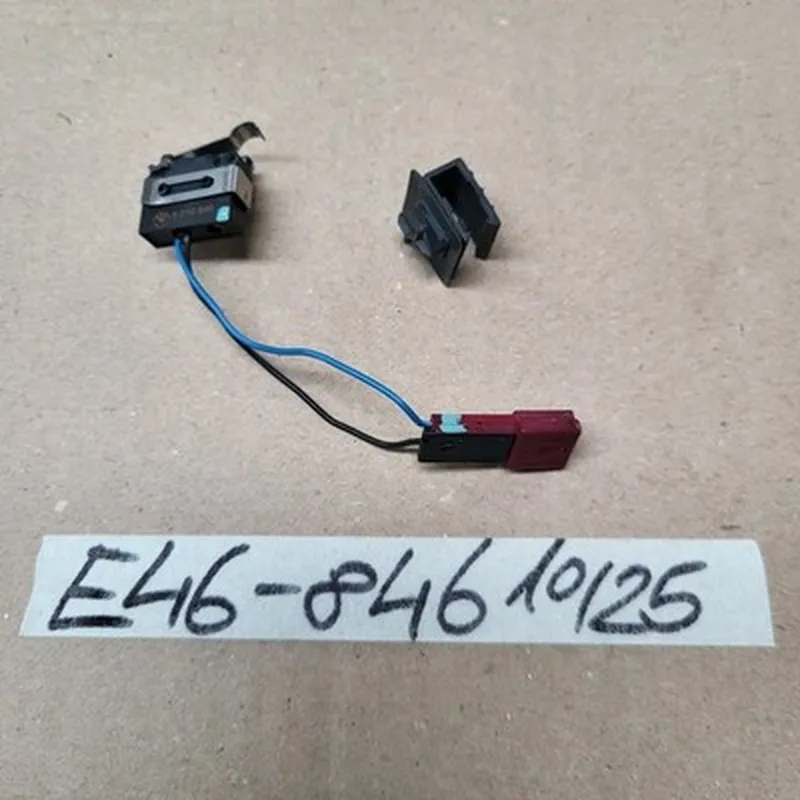 Original BMW E46 Cabrio  Mikroschalter Verdeck Kasten Klappe 8236846