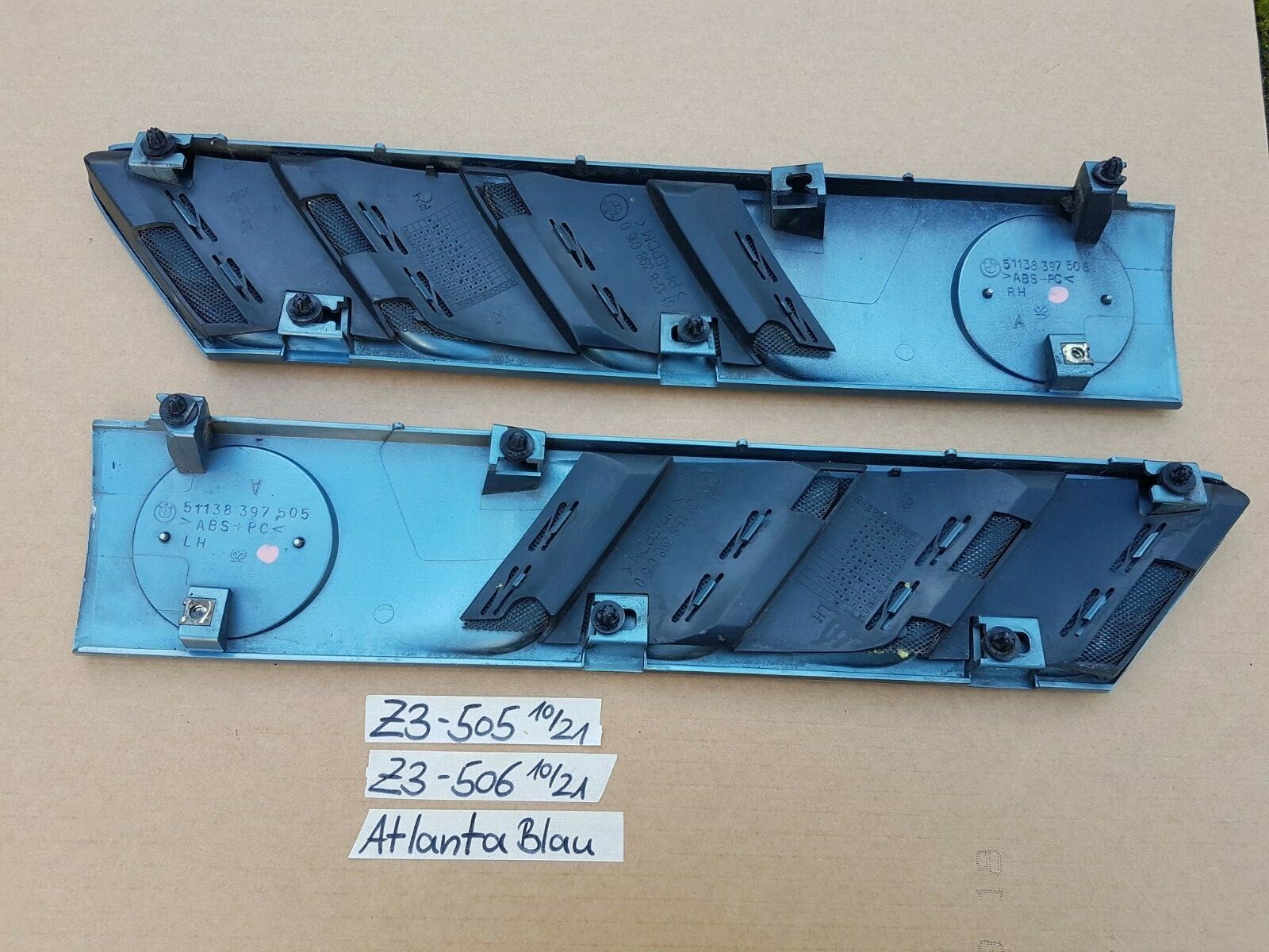 BMW Z3 Roadster Lufteinlass Ki​emen Ziergitter Motorhaube Atlanta blau R+L