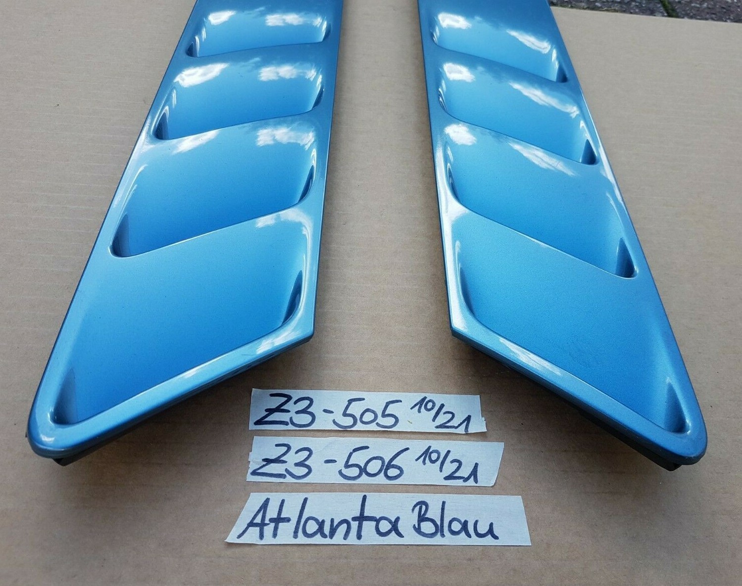 BMW Z3 Roadster Lufteinlass Ki​emen Ziergitter Motorhaube Atlanta blau R+L