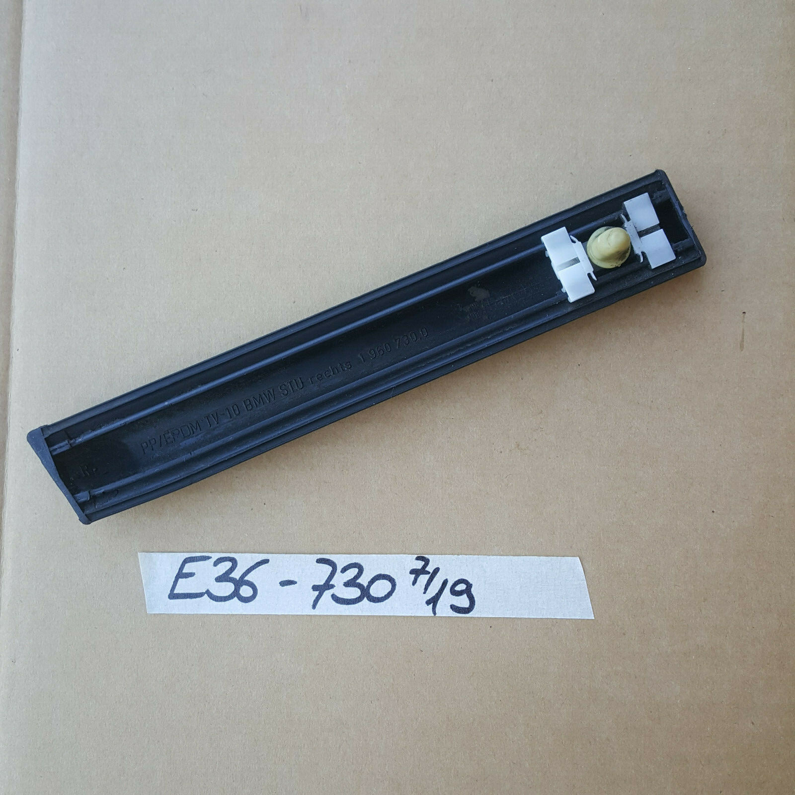 BMW E36 Limousine Touring Zierleiste Stoss Leiste Seitenwand vorn rechts 1960730