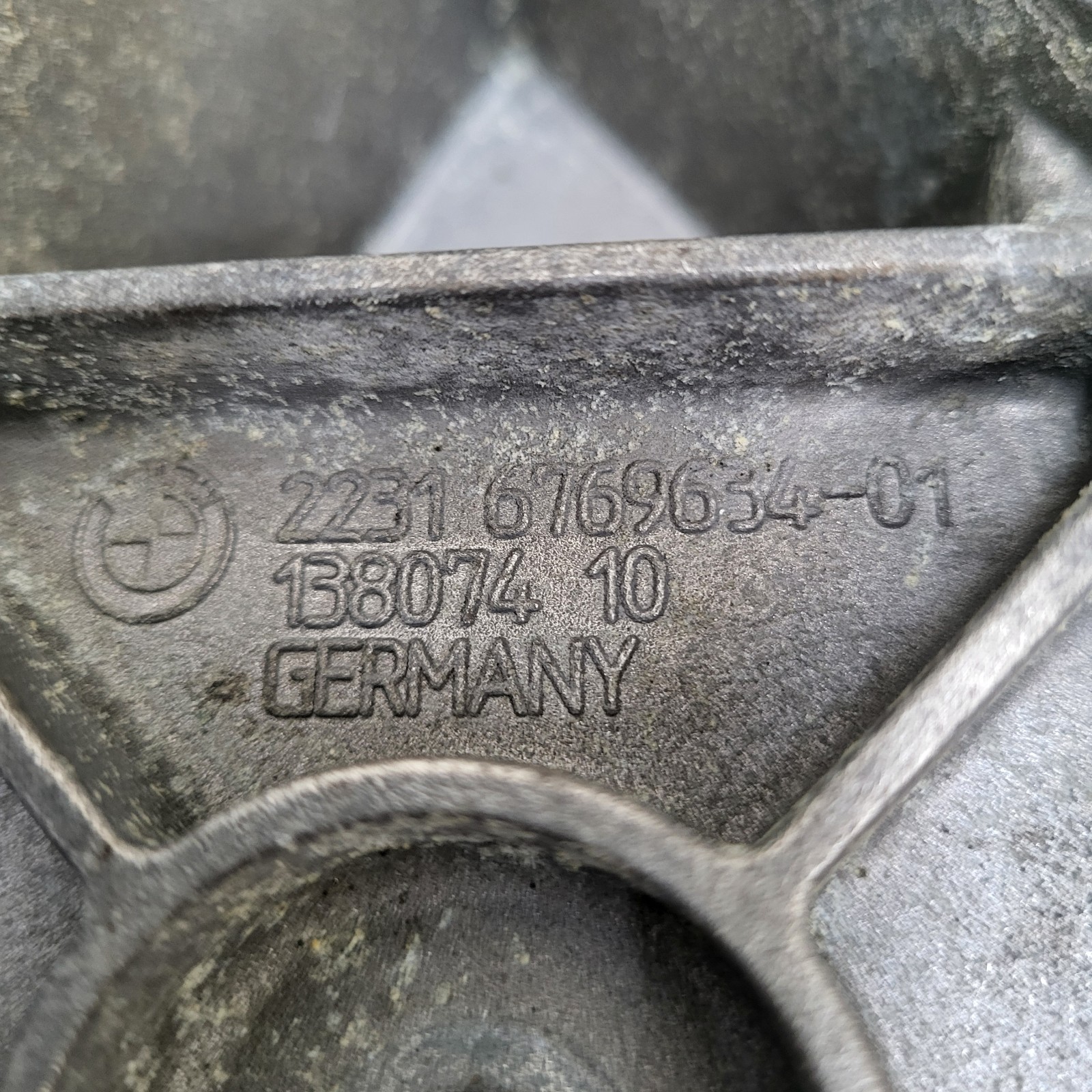 BMW  E60 / E61 Getriebe Halter / Getriebeträger 6769634