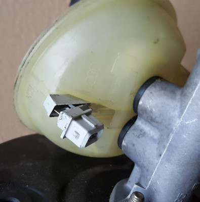 Audi VW 8G0611301 Ausgleichsbehälter Bremsflüssigkeit Bremskraftregler