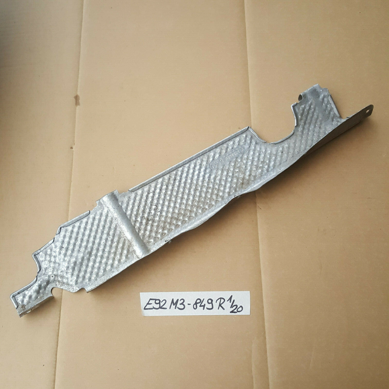 BMW E90 E92 E93 M3 Hitzeblech Wärmeisolierung Unterbodenverkleidung 7898849 R