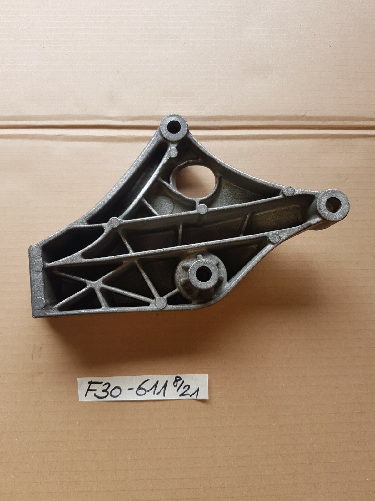 BMW F30 F31 F20 F21 F22 F34 F32 F33 F36 Motor Halter Träger links 6788611