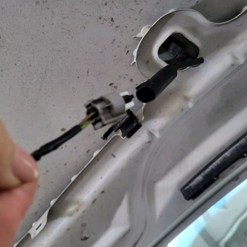 BMW Z4 E85 E86  Gegen Stecker für Spritzdüse in der Motorhaube 