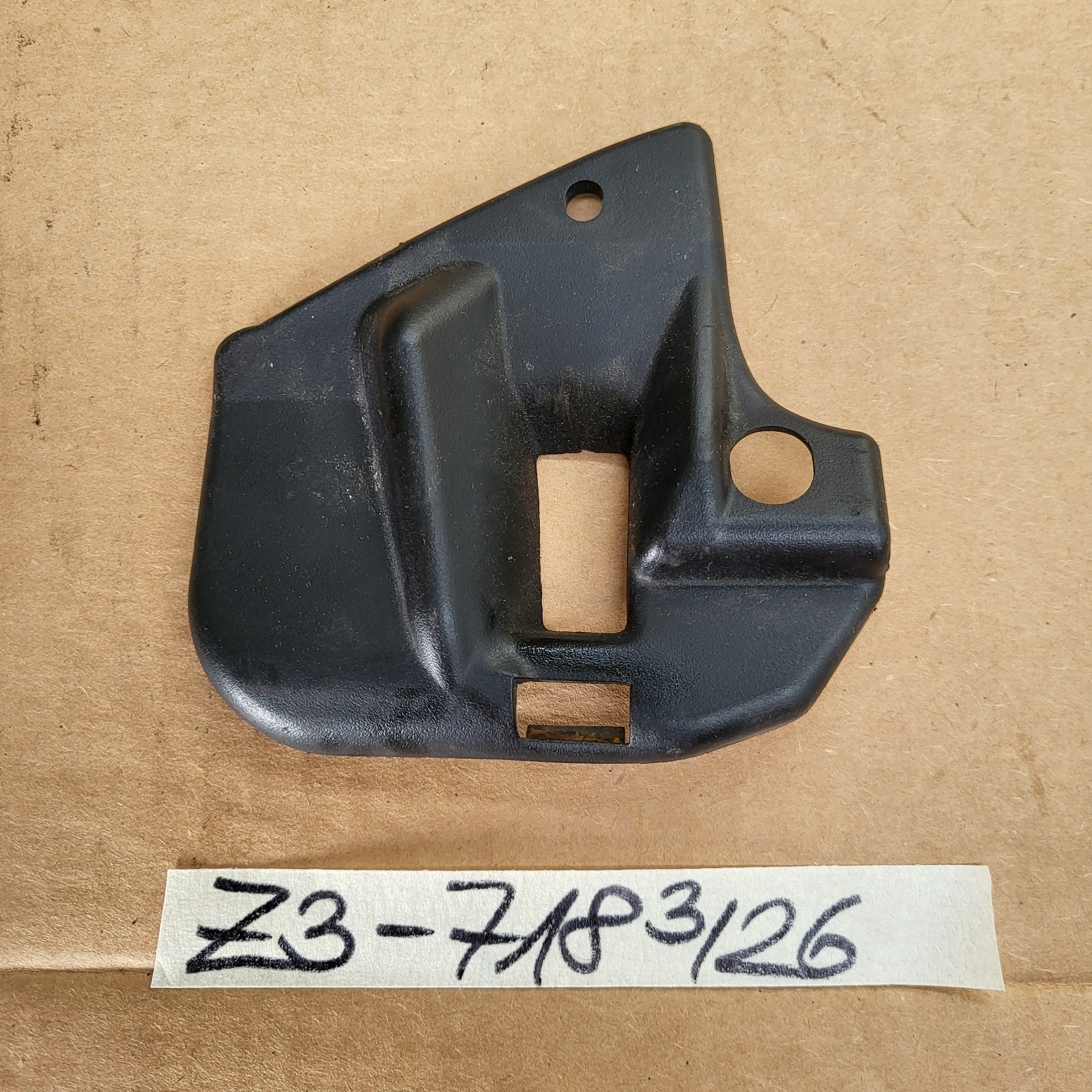 BMW Z3 Roadster Haubenschloss Gegenstück Abdeckung 8401718